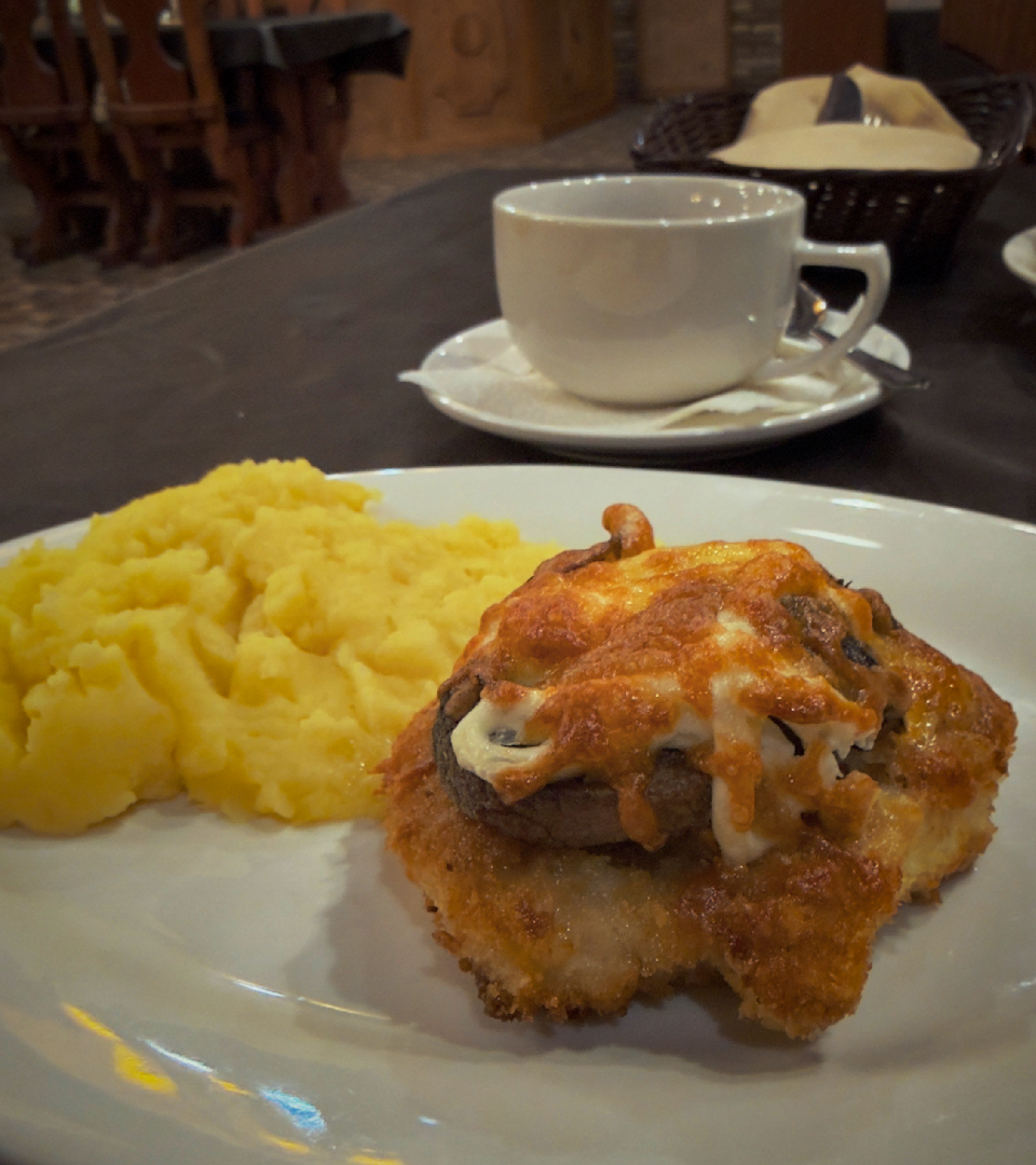 Куриное филе под сыром с грибами - съедобно.